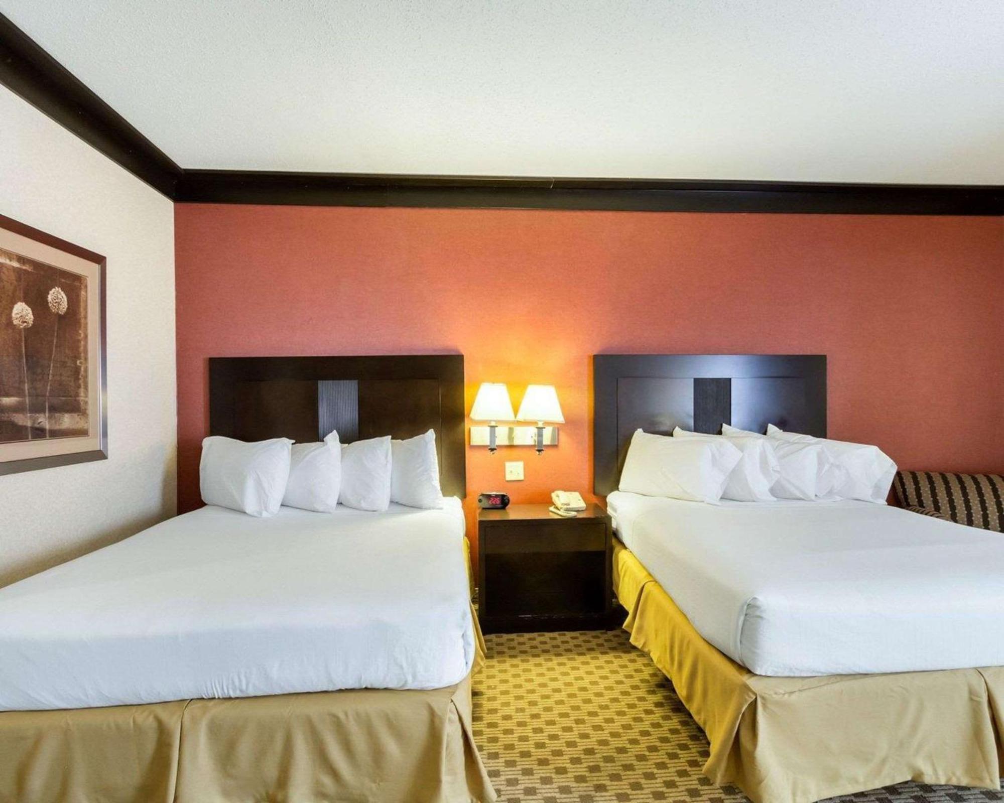 Quality & Village - Cleveland South Hotel