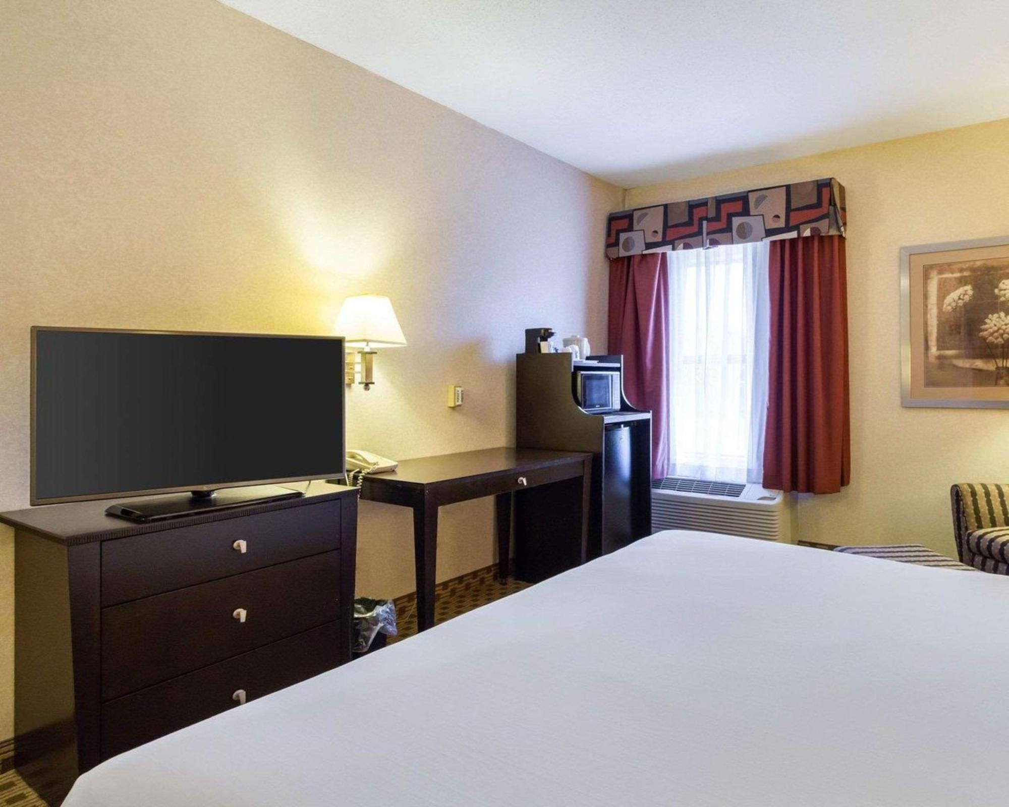 Hotel Quality & Village - Cleveland South 3*