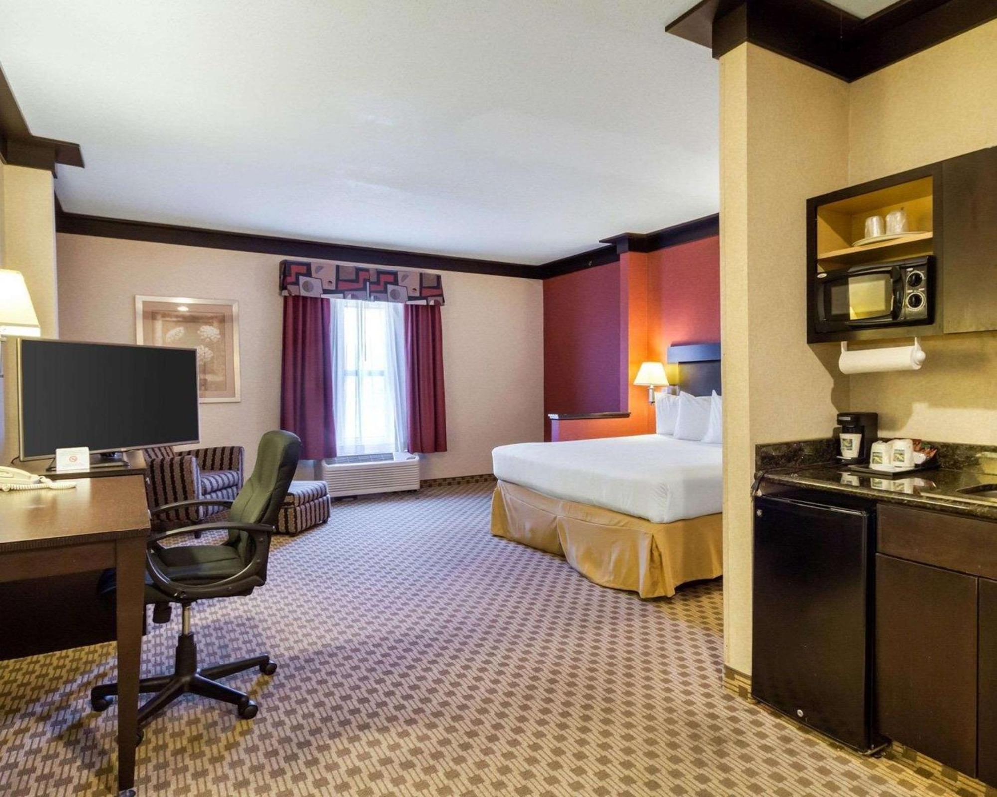 Quality & Village - Cleveland South Hotel Oakwood