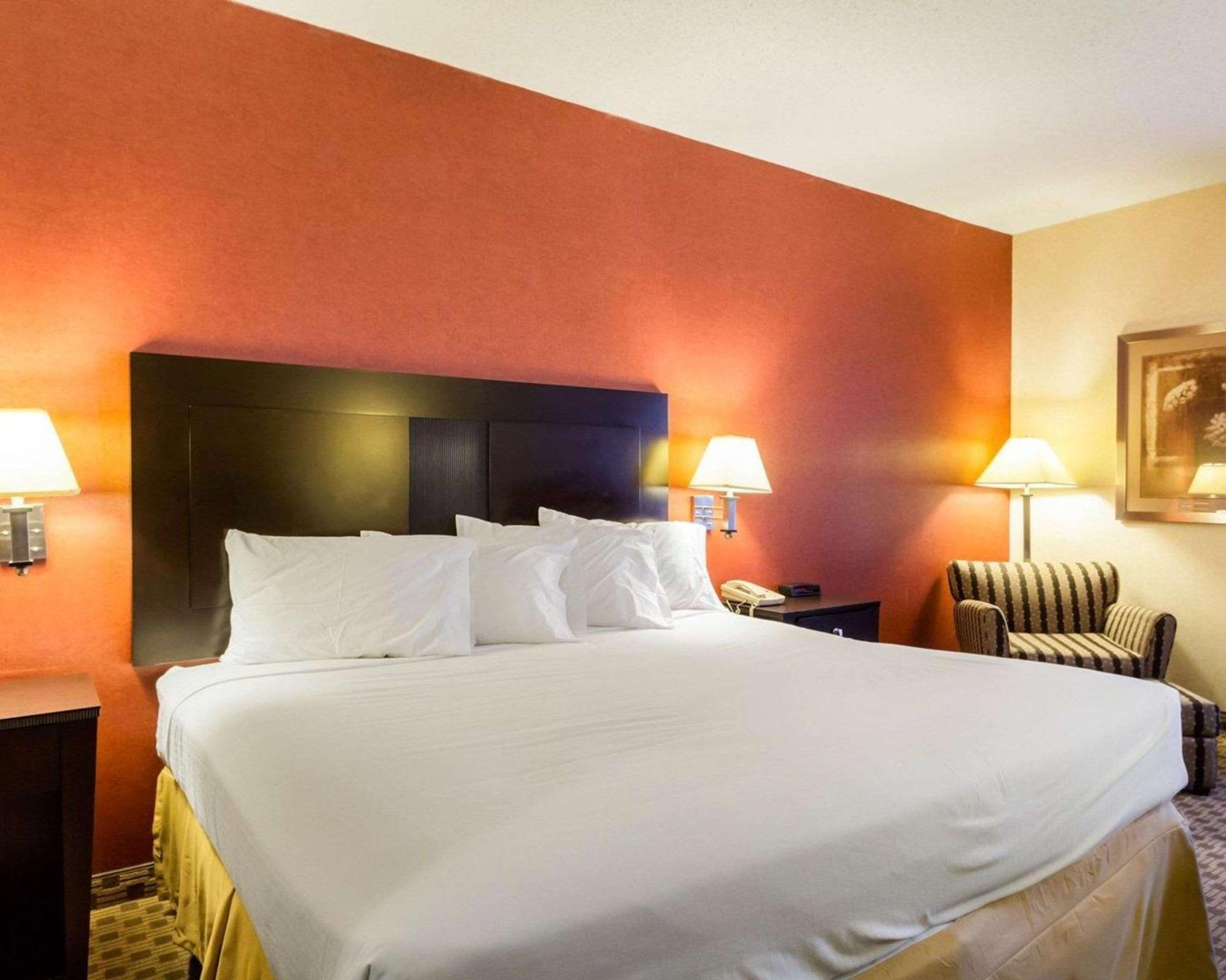 Quality & Village - Cleveland South Hotel