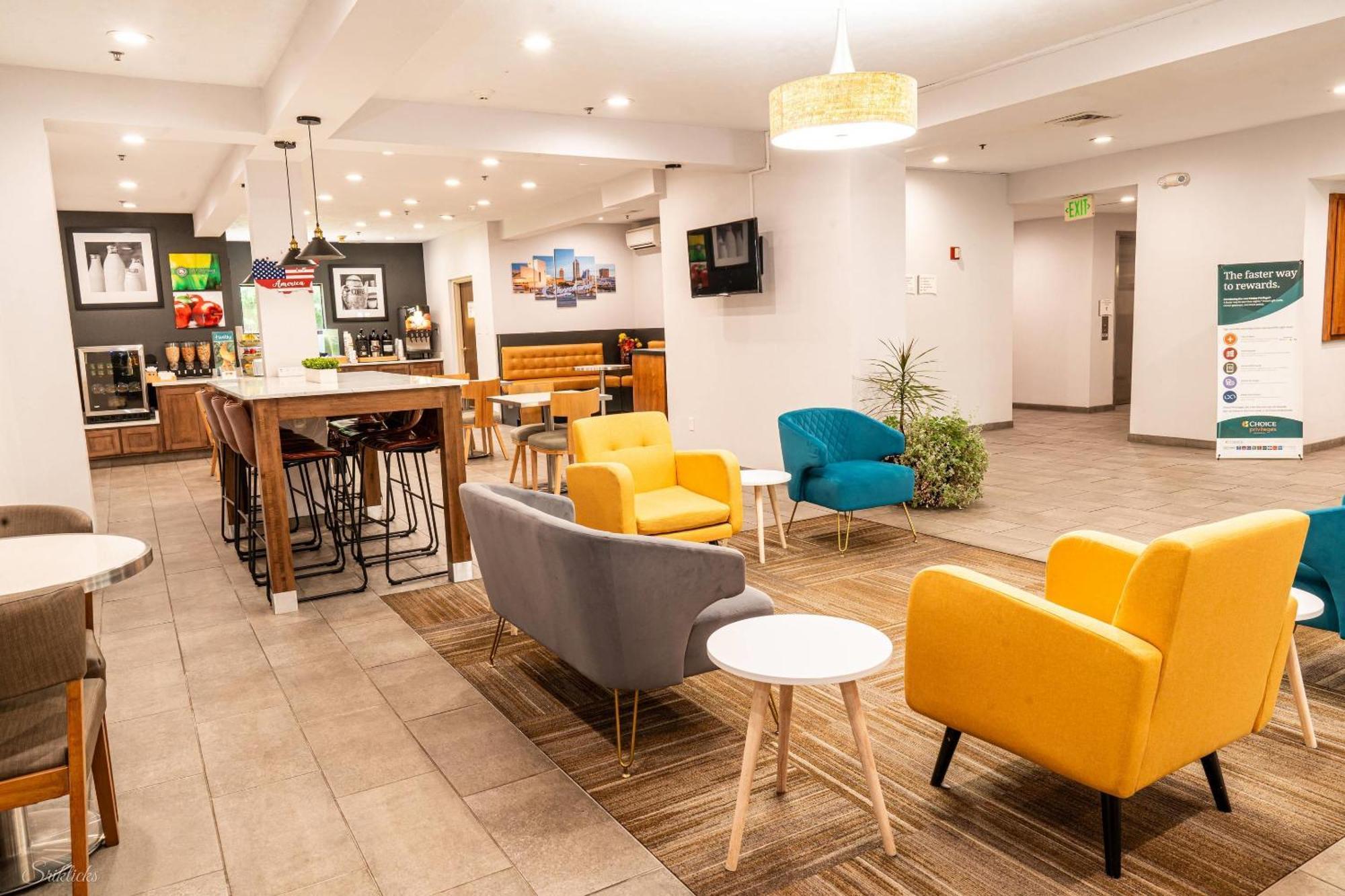 Hotel Quality & Village - Cleveland South 3*