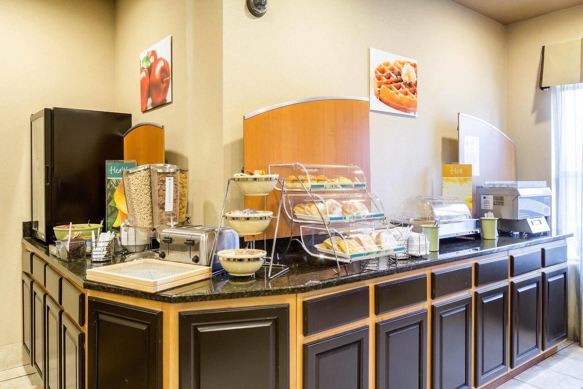 Quality & Village - Cleveland South Hotel 3*
