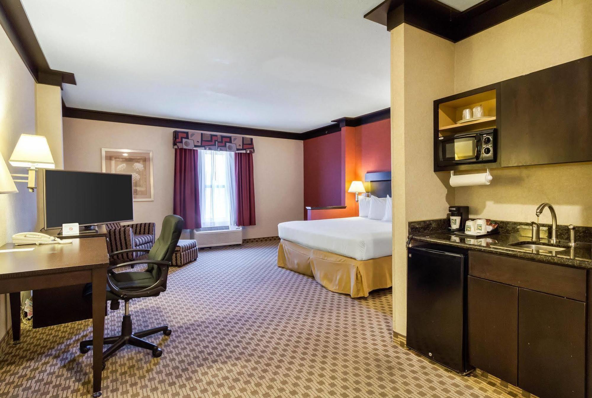 Quality & Village - Cleveland South Hotel 3*