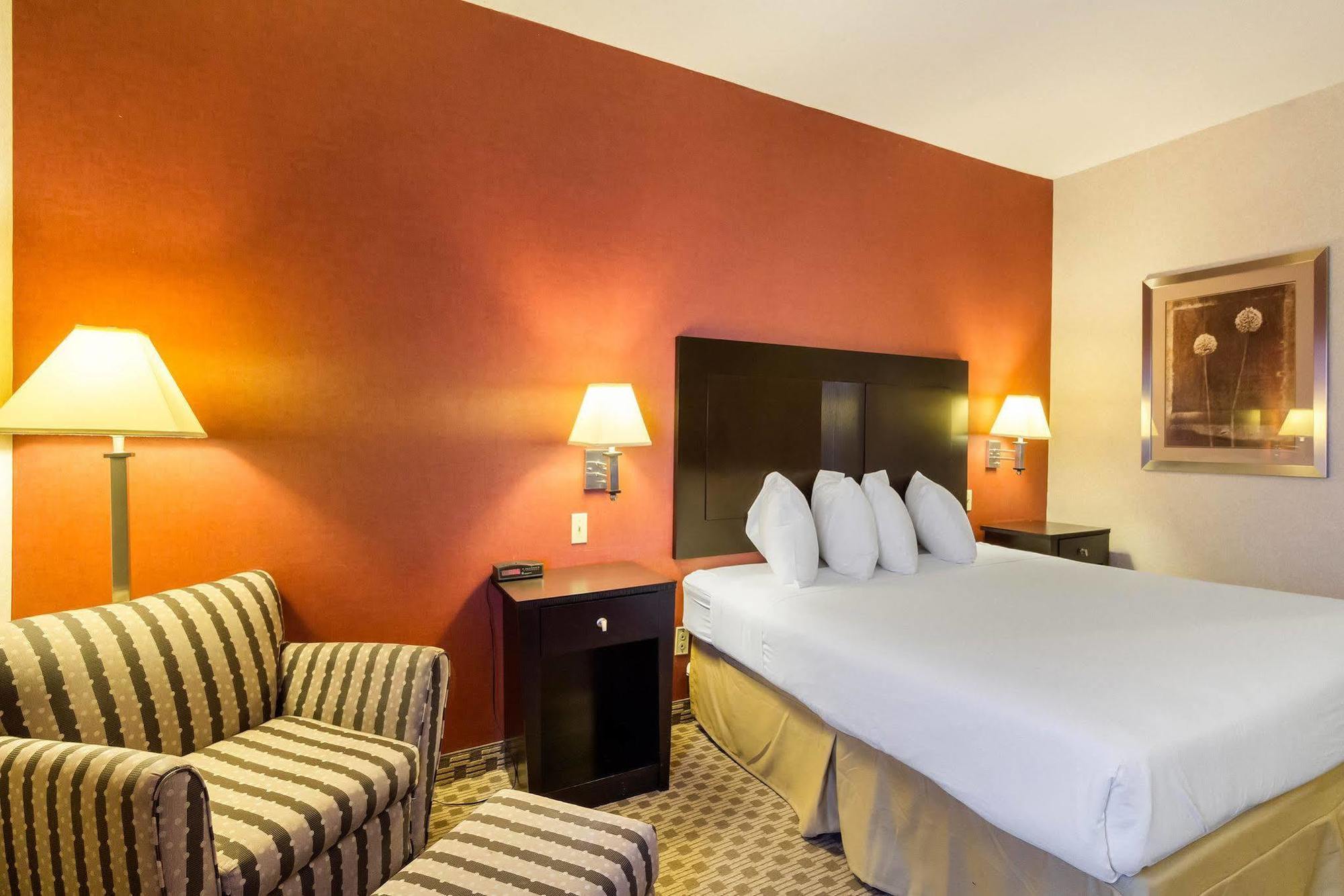 Quality & Village - Cleveland South Hotel 3*