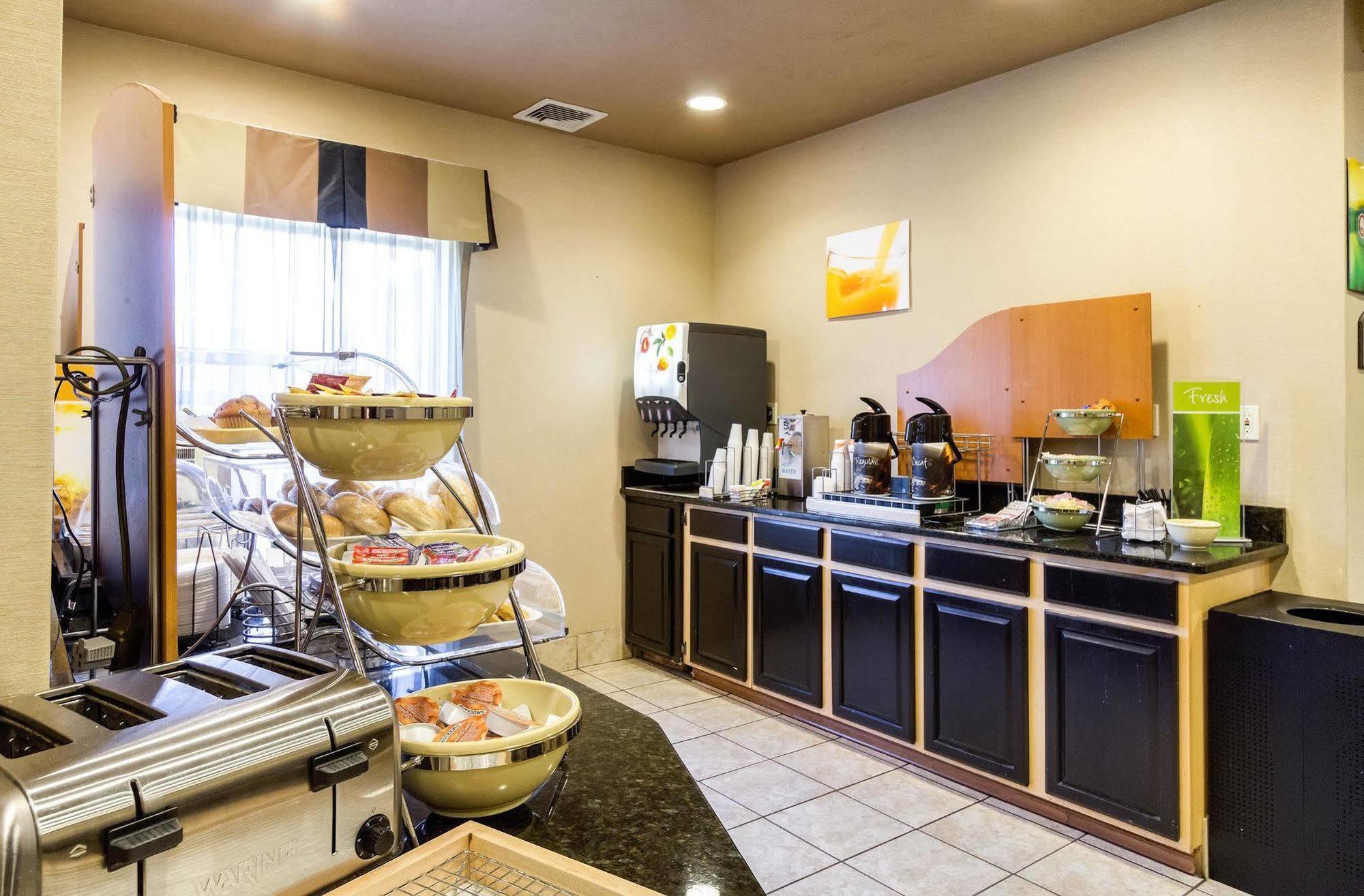 Quality & Village - Cleveland South Hotel Oakwood