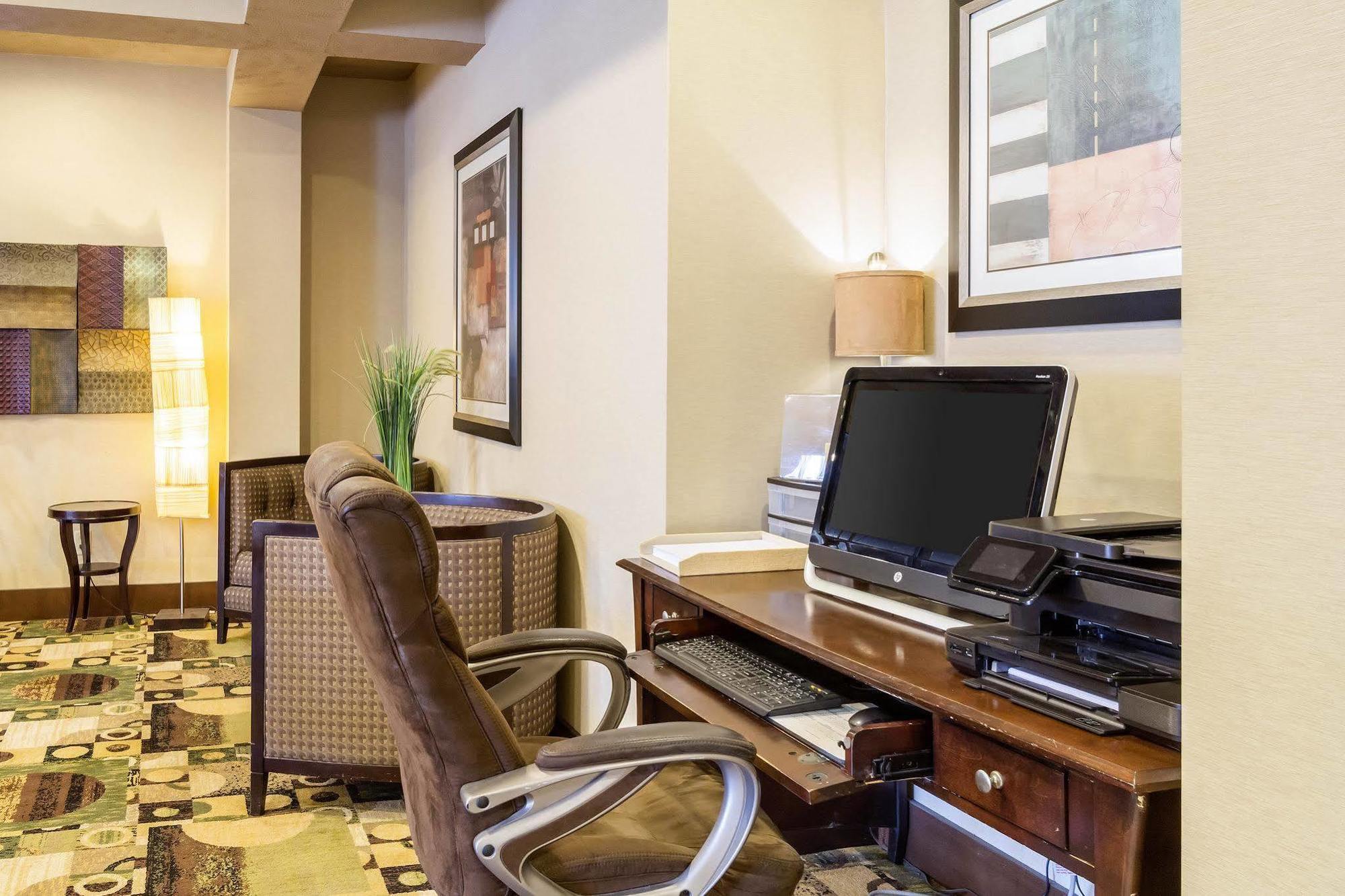 Hotel Quality & Village - Cleveland South 3*